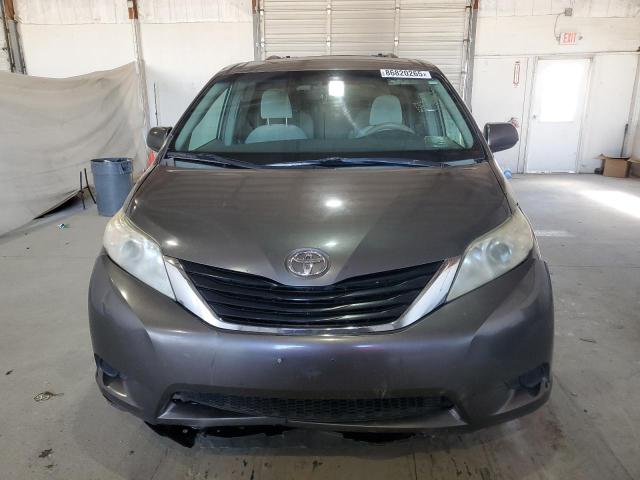 5TDJK3DC0DS062330 - 2013 TOYOTA SIENNA LE 灰色 照片 5
