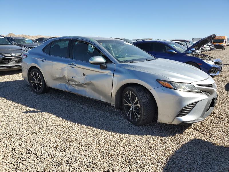 4T1B11HK2JU642906 - 2018 TOYOTA CAMRY L ვერცხლისფერი ფოტო 4