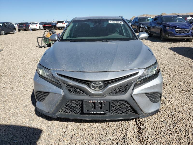 4T1B11HK2JU642906 - 2018 TOYOTA CAMRY L ვერცხლისფერი ფოტო 5