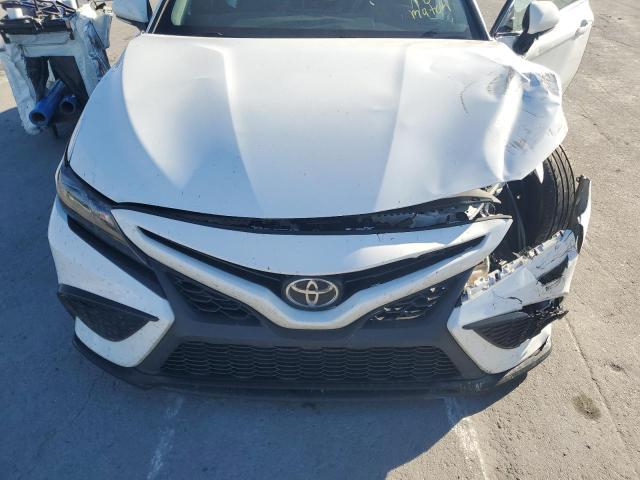 4T1T11AK5MU526862 - 2021 TOYOTA CAMRY SE WHITE photo 11