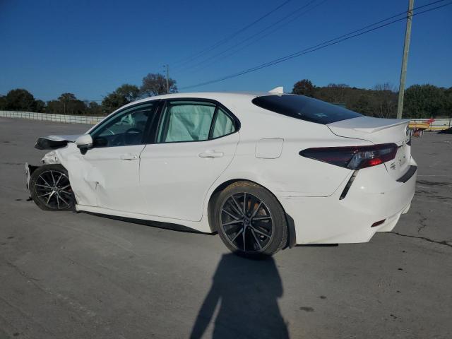 4T1T11AK5MU526862 - 2021 TOYOTA CAMRY SE WHITE photo 2