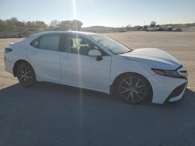 4T1T11AK5MU526862 - 2021 TOYOTA CAMRY SE WHITE photo 4