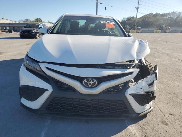 4T1T11AK5MU526862 - 2021 TOYOTA CAMRY SE WHITE photo 5