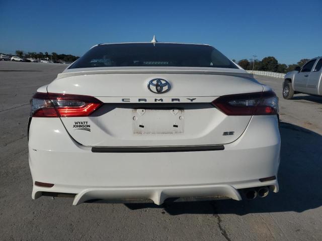 4T1T11AK5MU526862 - 2021 TOYOTA CAMRY SE WHITE photo 6