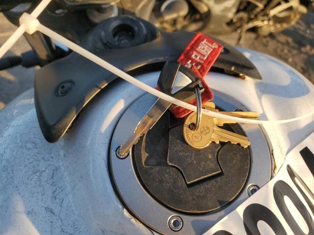 JKAENEC18MDA03376 - 2021 KAWASAKI EN650 C WHITE photo 8