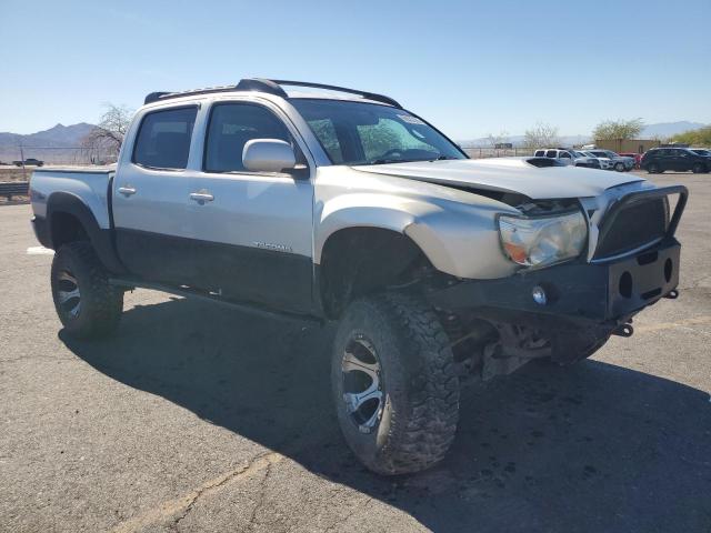 3TMLU42N28M018879 - 2008 TOYOTA TACOMA DOUBLE CAB Сріблястий фото 4