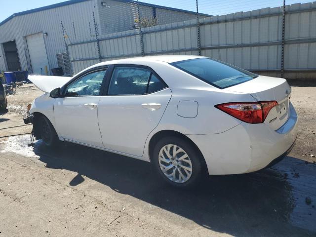 5YFBURHE9JP816116 - 2018 TOYOTA COROLLA L თეთრი ფოტო 2