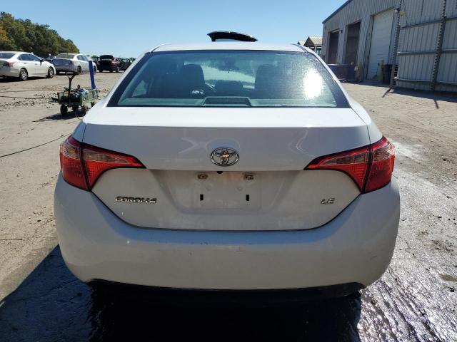 5YFBURHE9JP816116 - 2018 TOYOTA COROLLA L თეთრი ფოტო 6