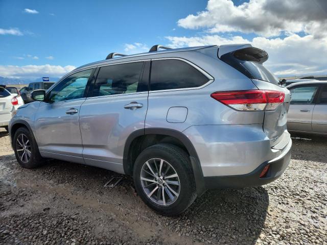 5TDJZRFH8HS423316 - 2017 TOYOTA HIGHLANDER SE SILVER photo 2