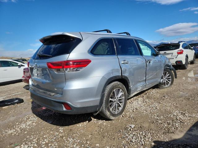 5TDJZRFH8HS423316 - 2017 TOYOTA HIGHLANDER SE SILVER photo 3