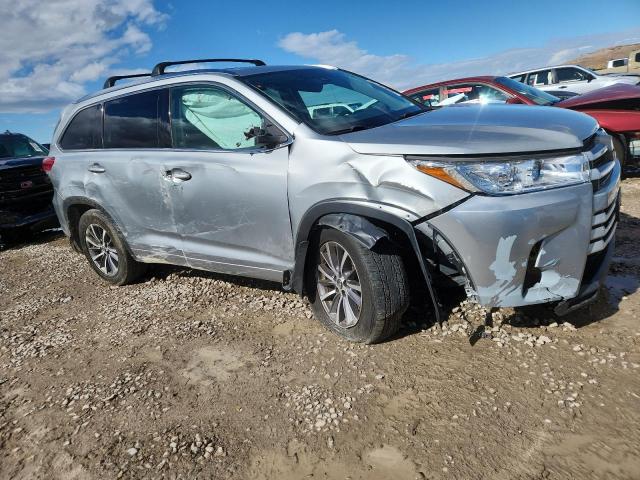 5TDJZRFH8HS423316 - 2017 TOYOTA HIGHLANDER SE SILVER photo 4