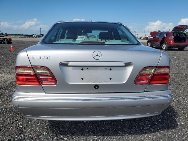 WDBJF65J22B494049 - 2002 MERCEDES-BENZ E 320 银色 照片 12