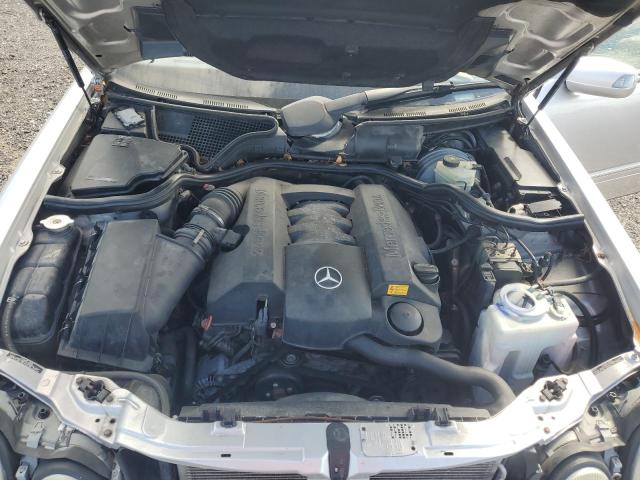 WDBJF65J22B494049 - 2002 MERCEDES-BENZ E 320 银色 照片 22