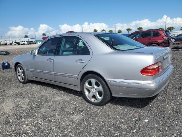 WDBJF65J22B494049 - 2002 MERCEDES-BENZ E 320 银色 照片 4