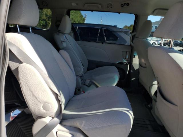 5TDKK3DC2CS236854 - 2012 TOYOTA SIENNA LE SILVER photo 11