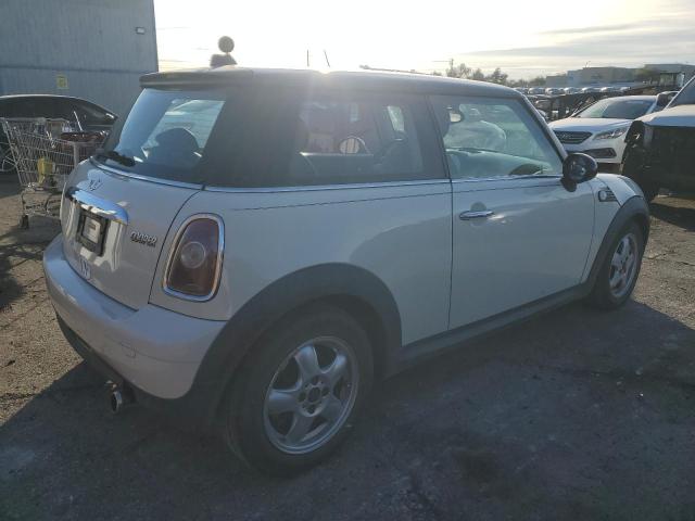 WMWMF3C53ATU76748 - 2010 MINI COOPER WHITE photo 3