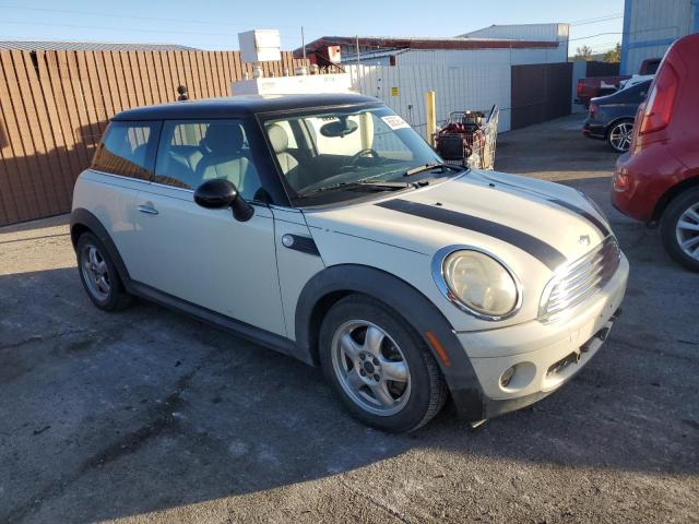 WMWMF3C53ATU76748 - 2010 MINI COOPER WHITE photo 4