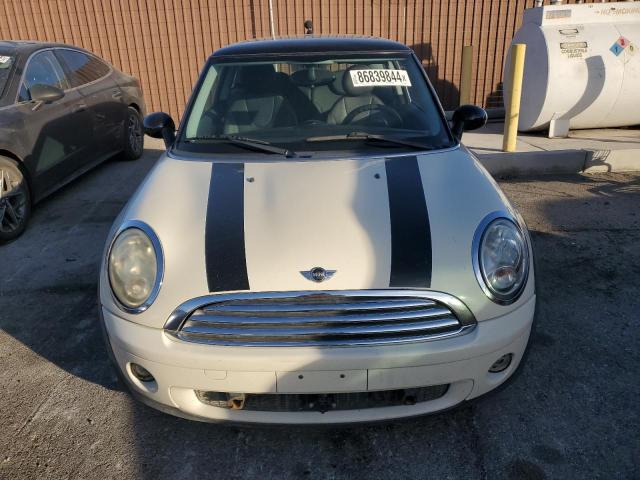 WMWMF3C53ATU76748 - 2010 MINI COOPER WHITE photo 5