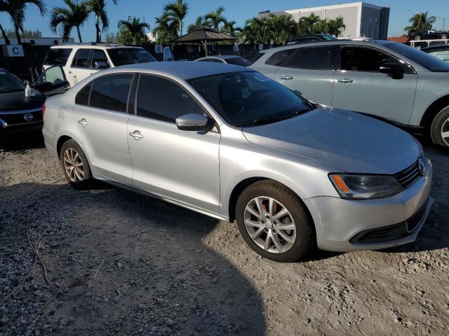 3VWD07AJ4EM241384 - 2014 VOLKSWAGEN JETTA SE Gris photo 4