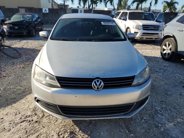 3VWD07AJ4EM241384 - 2014 VOLKSWAGEN JETTA SE Gris photo 5