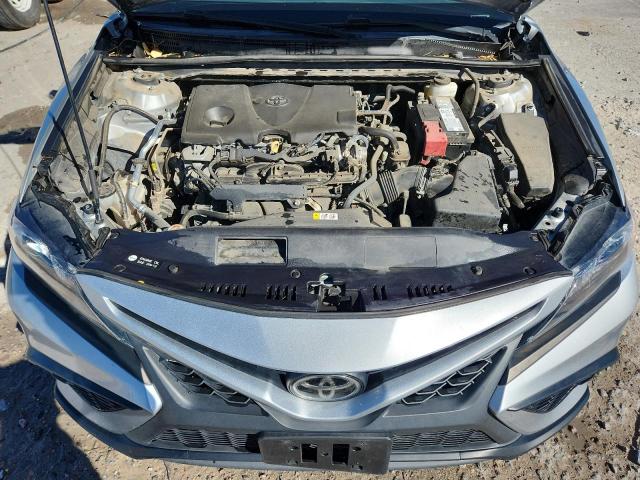 4T1G11AK9MU414972 - 2021 TOYOTA CAMRY SE SILVER photo 11