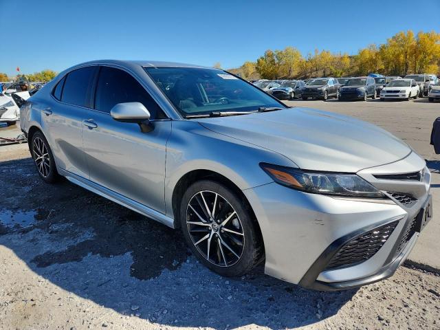 4T1G11AK9MU414972 - 2021 TOYOTA CAMRY SE SILVER photo 4