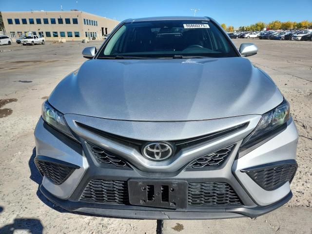 4T1G11AK9MU414972 - 2021 TOYOTA CAMRY SE SILVER photo 5