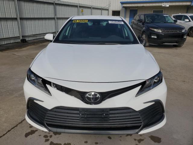 4T1C11AKXPU721540 - 2023 TOYOTA CAMRY LE WHITE photo 5