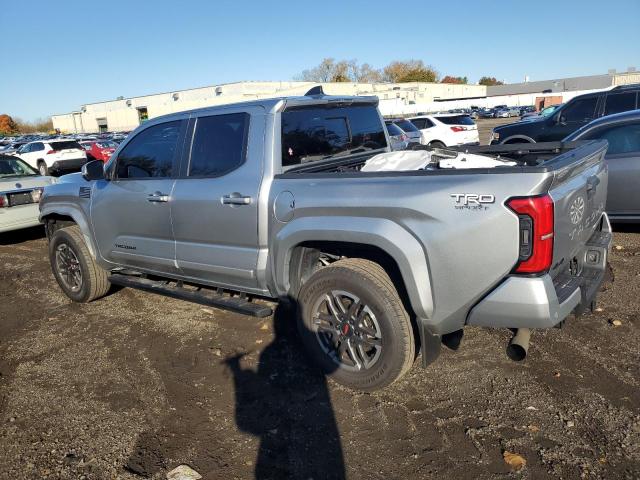 3TMLB5JN7RM004975 - 2024 TOYOTA TACOMA DOUBLE CAB Сріблястий фото 2