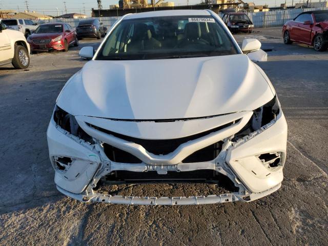 4T1T11AK3PU170223 - 2023 TOYOTA CAMRY SE NIGHT SHADE WHITE photo 5