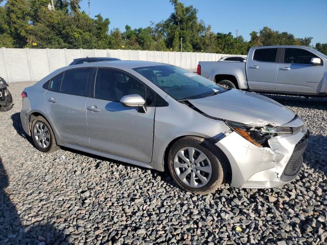 5YFEPMAE8MP153336 - 2021 TOYOTA COROLLA LE Srebrny zdjęcie 4