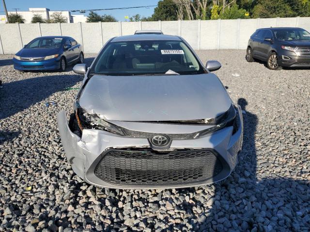 5YFEPMAE8MP153336 - 2021 TOYOTA COROLLA LE Srebrny zdjęcie 5