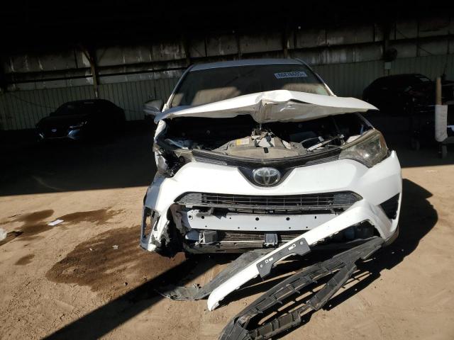 JTMZFREV8JJ171895 - 2018 TOYOTA RAV4 LE Белый фото 5