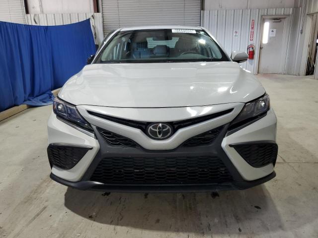 4T1G11AK2RU236037 - 2024 TOYOTA CAMRY SE NIGHT SHADE WHITE photo 5