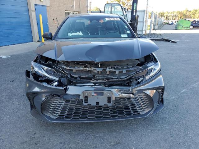4T1DAACKXSU034097 - 2025 TOYOTA CAMRY XSE ნაცრისფერი ფოტო 5