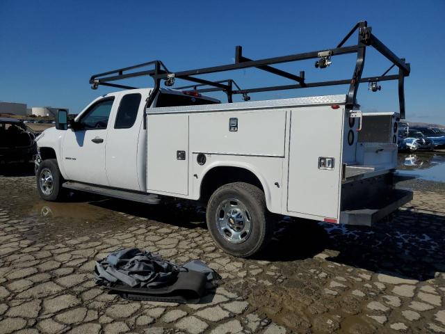 1GB2CVCG0BZ282715 - 2011 CHEVROLET SILVERADO C2500 HEAVY DUTY WHITE photo 2