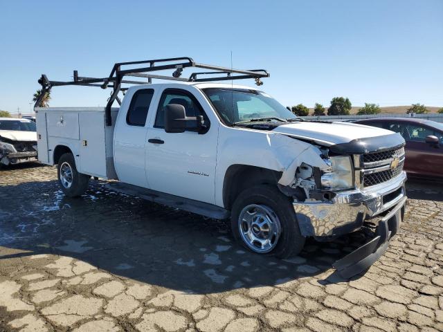 1GB2CVCG0BZ282715 - 2011 CHEVROLET SILVERADO C2500 HEAVY DUTY WHITE photo 4