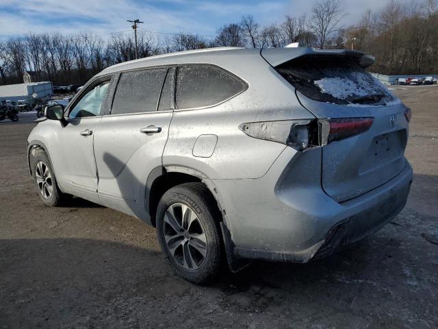5TDGZRBH7NS228190 - 2022 TOYOTA HIGHLANDER XLE SILVER photo 2