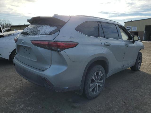 5TDGZRBH7NS228190 - 2022 TOYOTA HIGHLANDER XLE SILVER photo 3