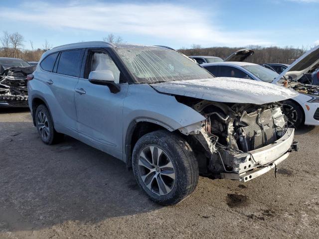 5TDGZRBH7NS228190 - 2022 TOYOTA HIGHLANDER XLE SILVER photo 4