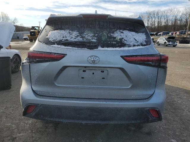 5TDGZRBH7NS228190 - 2022 TOYOTA HIGHLANDER XLE SILVER photo 6