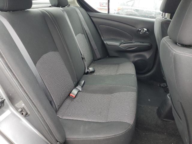 3N1CN7APXKL832750 - 2019 NISSAN VERSA S Grau Foto 10