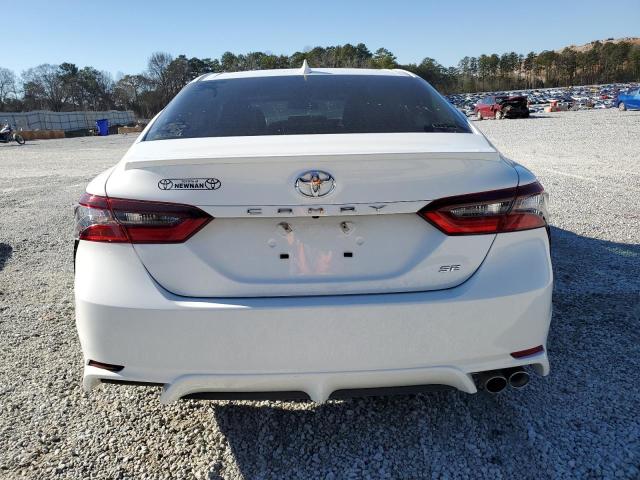 4T1G11AK8RU886538 - 2024 TOYOTA CAMRY SE NIGHT SHADE WHITE photo 6