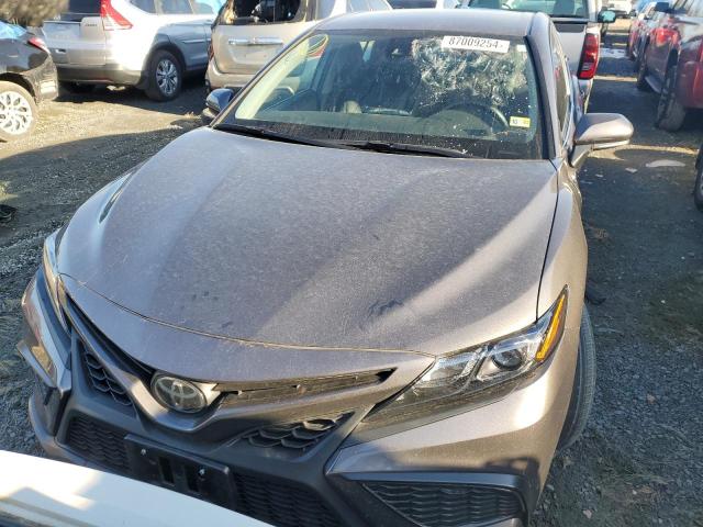 4T1G11AK8PU810704 - 2023 TOYOTA CAMRY SE NIGHT SHADE CHARCOAL photo 5