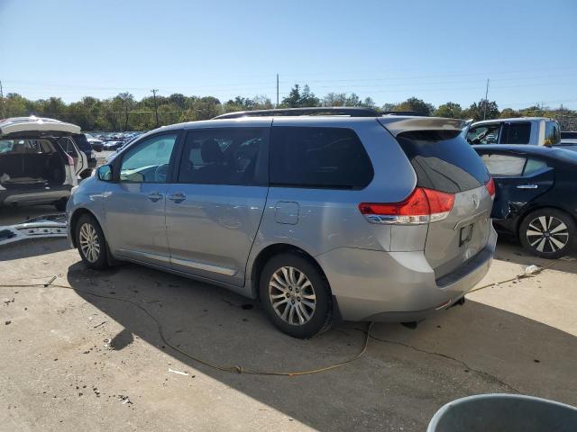 5TDYK3DC9CS223707 - 2012 TOYOTA SIENNA XLE Plata foto 2