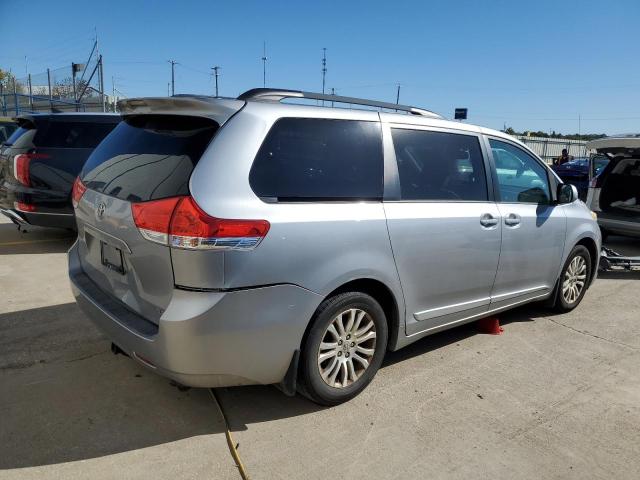 5TDYK3DC9CS223707 - 2012 TOYOTA SIENNA XLE Plata foto 3