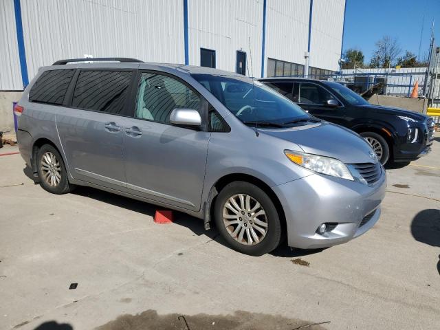 5TDYK3DC9CS223707 - 2012 TOYOTA SIENNA XLE Plata foto 4