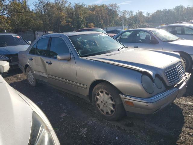WDBJF65H2XA793115 - 1999 MERCEDES-BENZ E 320 棕色 照片 4