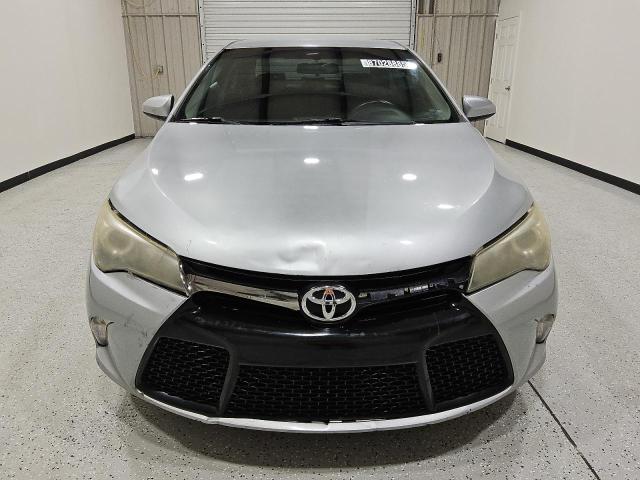 4T1BF1FK5FU001261 - 2015 TOYOTA CAMRY SE LE Gümüş fotoğraf 5