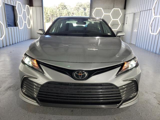 4T1R11AKXPU182184 - 2023 TOYOTA CAMRY LE SILVER photo 5